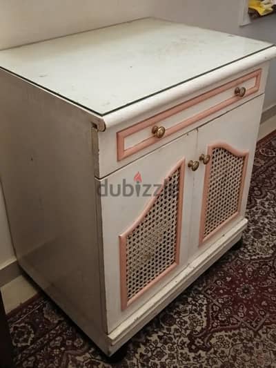 جزامه و وحده تخزينيه خشب كونتر بحاله جيده جدا