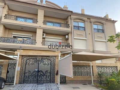 شقة للبيع في كمبوند النخيل 297 متر تشطيب كامل 4 غرف في موقع مميز