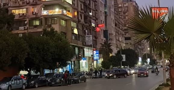 بموقع تجارى عمودى على الخلفية المأمون بجوار بنك cib ومول سوق العصر محل60م له رخصة تجارى بمنطقة محلات تجاريه ومولات خطوات لميدان روكسي سوبرلوكس
