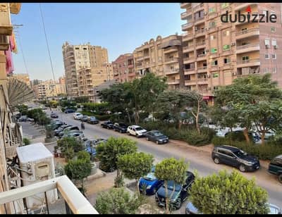 بعمارة جديدة ب المنطقة التاسعة خلف مدرسة المنهل موازى لمصطفى النحاس شقة180م واجهة سوبرلوكس