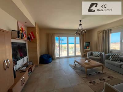 بسعر قابل للتفاوض شاليه علوي مفروش بالكامل Sea View ريسيل فوري في هاسيندا وايت الساحل الشمالي بتقسيمه خاصه جاهز للمعاينه و الاستلام