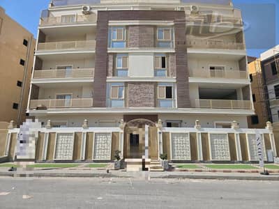 فرصة استثمارية وسكنية مميزة في الأندلس 1   الموقع: موقع استراتيجي وحيوي جدًا أمام مسجد الشرقاوي مباشرة، بالقرب من كافة الخدمات.