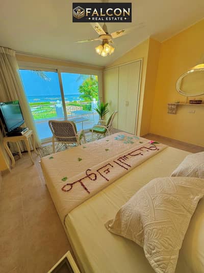 50m² chalet with luxurious finishing, air conditioning, and natural gas for sale in Ain Sokhna on the Suez Road, with the best sandy beach