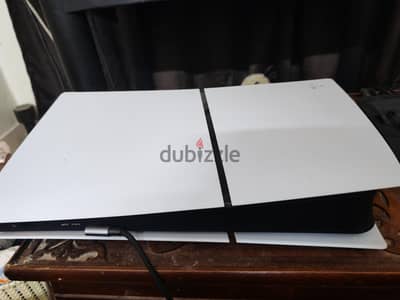 ps5 slim استعمال كام شهر حاله ممتازه جدا  امساحه٨٢٥ بلعلبه وكل الوصلات