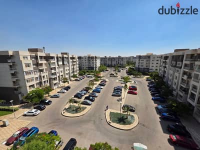 للببع فى مدينتي شقة ١٤٠ متر بال b10 بجوار الخدمات مباشرة