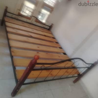 سرير للبيع ١٦٠ بالمرتبة