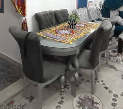 ترابيزه سفره ٦ كراسي للبيع بحاله جيده بها لسد اضائه زرقاء