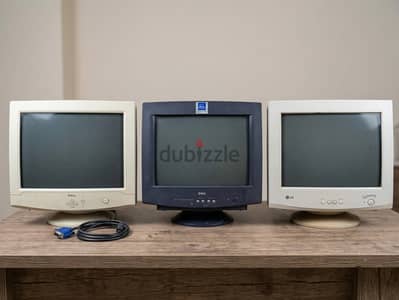 شاشات كمبيوتر كمبيوتر قديمة (CRT) ماركات Dell و LG بحالة ممتازة