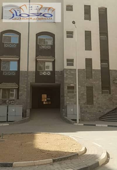 Apartment for sale on the third floor, Al-Raqaba Administrative Compound, a fully integrated compound with amenities and services, security, and surveillance cameras. An elevator is available.