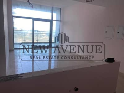 شقة للبيع في أبراج العلمين الجديدة New Alamein Towers تشطيب كامل بالتكيفات فيو بانورامي كامل على البحر
