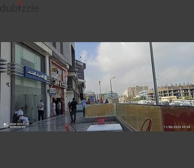 محل ارضي بالفرش و الاجهزة على واجهة مول في مجمع البنوك - التجمع الخامس