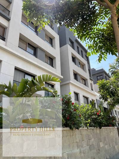 اخر شقة استلام فوري في جولدن سكوير في اكبر كمبوند Trio gardens