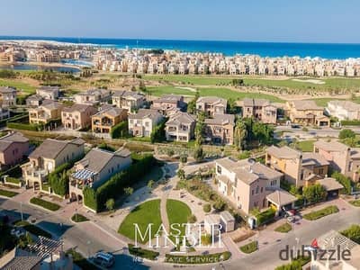 شاليه مفروش بالاجهزة باطلالة على حمام السباحة للبيع في مراسي الساحل الشمالي