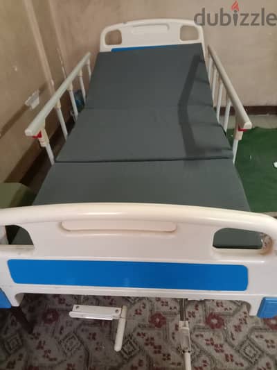 سرير طبي بحالة ممتازة