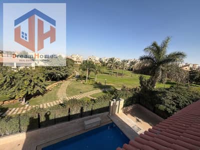 فرصة استثنائية لامتلاك فيلا فاخرة داخل أرقى كمبوندات مجموعة طلعت مصطفى في مدينتي.  تصميم عصري، تشطيب راقٍ، وخصوصية تامة لعشاق السكن الفاخر
