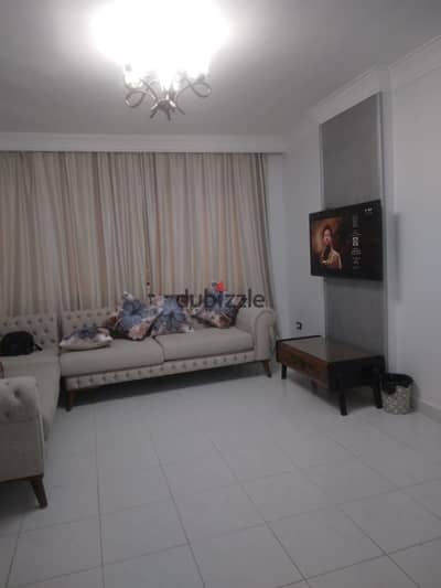 شقة مفروشة للإيجار اليومي في مساكن شيراتون المطار – عمارات صقر قريش – 130م – 3 غرف – مكيفة بالكامل – إنترنت – للأسر فقط
