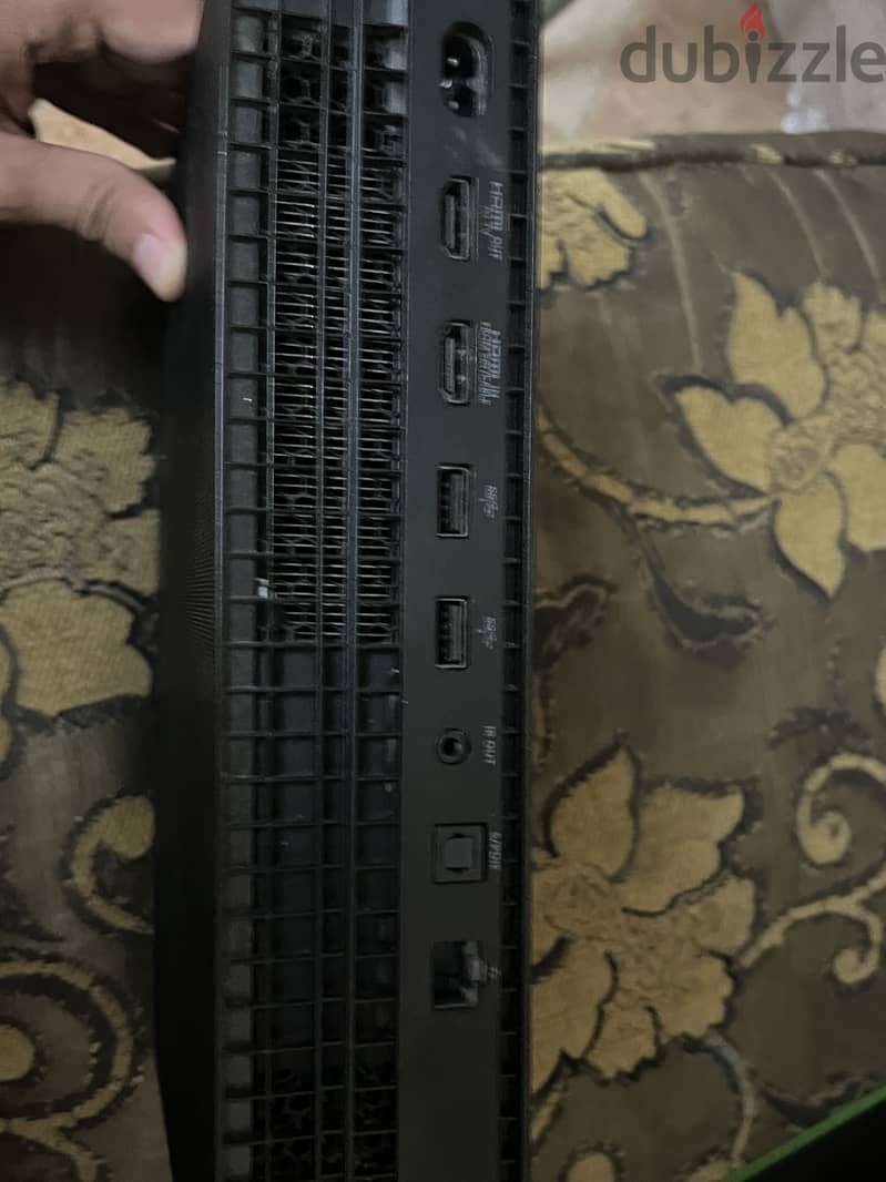 Xbox one x(1TB) 1