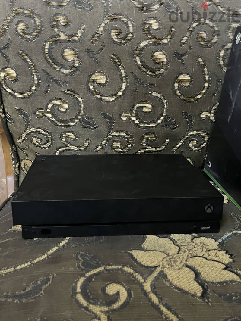 Xbox one x(1TB) 2