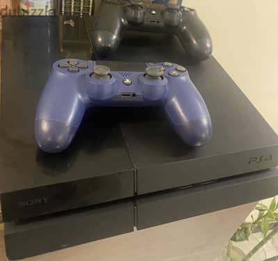للبيع جهاز **PlayStation 4 Fat**  بحالة جيد