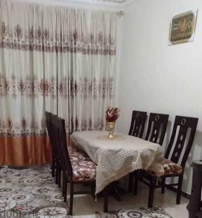 ترابيزه سفره  ب 6كراسى بحاله ممتازه بالزجاج