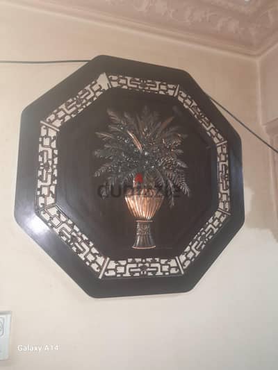 برواز حشب ومرصع بالانحاس