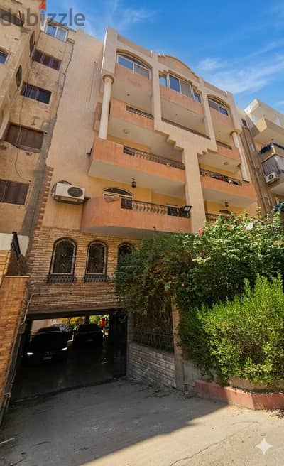 منزل كامل مميز جدا للبيع ، بالحى الرابع، مدينة ٦ اكتوبر