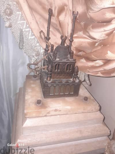 جامع نحاس بيه اضاءه بالداخل وعمود رخام