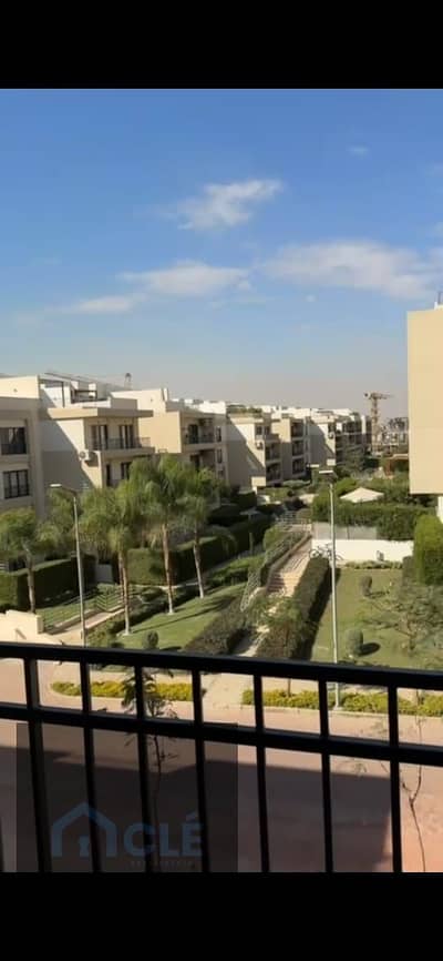 شقة فاخرة مكيفة بالكامل للايجار بموقع و اطلالة مميزة و اقل سعر في كمبوند فيفث سكوير في المراسم بالتجمع الخامس , مساحتها 200 م تشمل 3 غرف نوم و 3 حمام