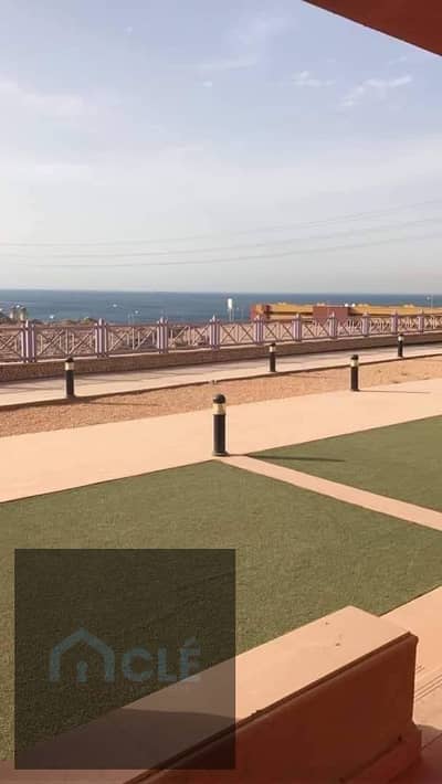 شاليه ارضى بحديقة راقي مفروش بالكامل بموقع متميز جداً للبيع بسعر قابل للتفاوض في مرحلة الباهامز ببورتو السخنة، يتميز بإطلالة بحرية ساحرة يتكون 2 غرفة