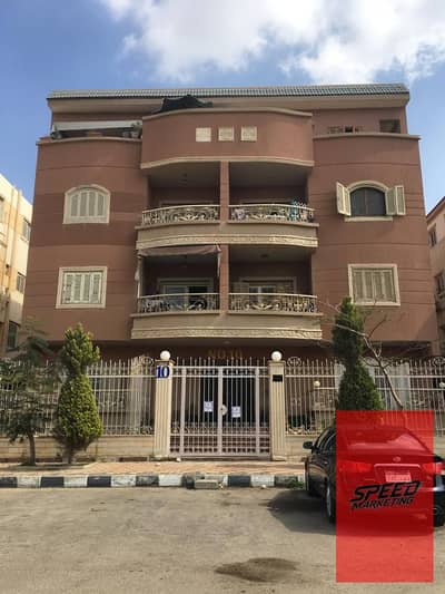 شقه في البنفسج 10 فيلات بالمطبخ اةل سكن في فيلا سكنيه و بجانب شارع محمد نجيب و التسعين الشمالي و الجنوبي     و حديقه استقبال
