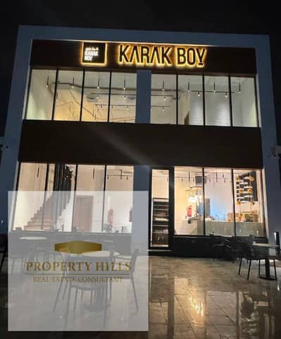 Shop for sale, generating a monthly return of 169,000, located in the Fifth Settlement, North 90th Street. Installments available over 8 years.