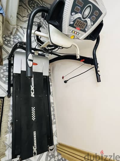 مشاية منزلية قابلة للطي  السعر ٤٠٠٠ نهائي معاها جهاز مساج هدية