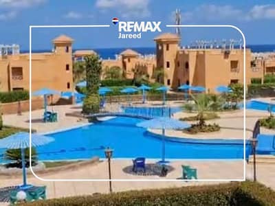 شاليه مفروش للبيع ارضي بجاردن - فرش جديد ف رويال بيتش الساحل الشمالي - فيو pool