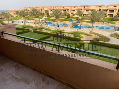 شاليه للبيع بنتهاوس  مميز كامل التشطيب والفرش برؤية للبحر ورؤية حمام السباحة للبيع في لافيستا توباز العين السخنة la vista topaz
