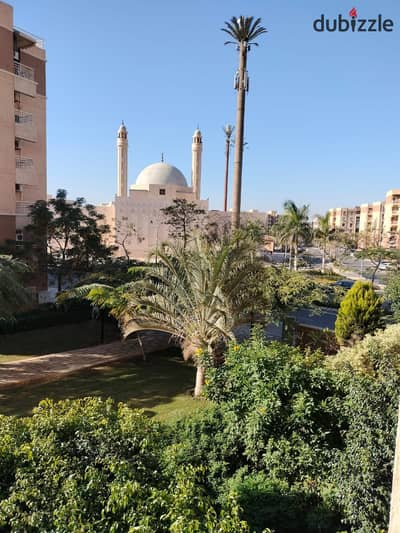 شقه للبيع بمدينتى مجموعه 112بى 11فيو جاردن مميز . بجوار الخدمات وبالقرب من الاستريب مول مساحه 200 دور اول بخصوصية عاليه للسكن الرقى او الاستثمار الجيد