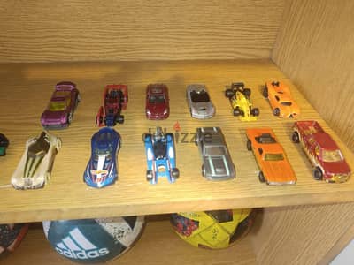١٢ عربيه hot wheels اصليه