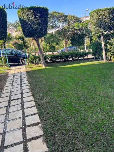 شقة للبيع دور أرضي غير مجروحة بلكونة على حديقة الحي الأول أمام الشويفات خطوات من شارع التسعين الجنوبي والتجمع الخامس