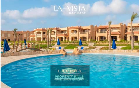 روف خاص بإطلالة بحر في La Vista Bay East – شاليه متشطب جاهز للاستمتاع