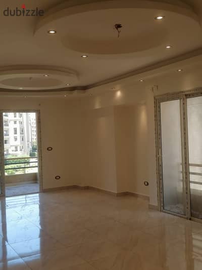 شقة للايجار في كمبوند ذا سكوير بموقع مميز