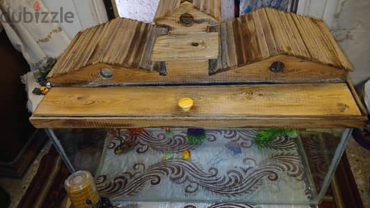 حوض سمك + غطاء خشب +فلتر داخلي + ديكورات ونباتات صناعية