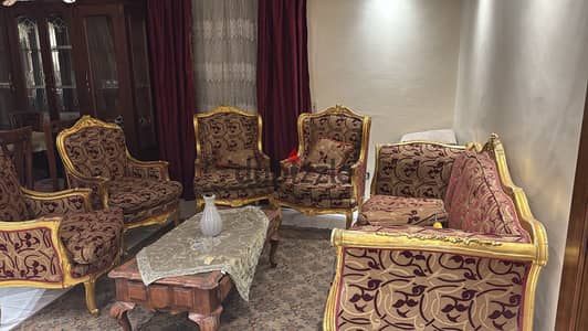 شقه لايجار مفروش فرش نظيف راقى بموقع مميز بمكرم عبيد ٣ غرف ٢ حمام بجوار سرج مول