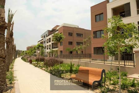 شقة جاهزة للمعاينة و السكن فيو الجولف بجانب auc في district 5 من مراكز new cairo
