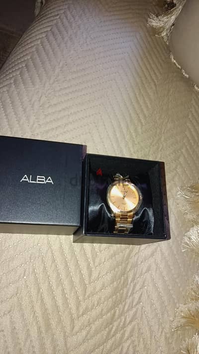 ، ساعة ألبة (ALBA) كلاسيكية باللون الذهبي شيك جداً!