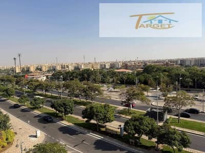 135 م للبيع كاش في أفضل مواقع مدينتي B3 فيو الساوث بارك و الفودكورد مباشرة دور متكرر غير مجروحة نهائي