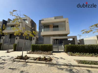 Townhouse for sale in La Vista City, Fifth Settlement (on 90th Street). Features hotel-style finishing and immediate delivery, with a distinctive view