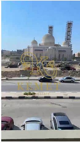 شقه 180م دور اول متكرر حصة في الارض والجراج خطوات للتسعين الجنوبي امام مفييدا بحري فيو مفتوح