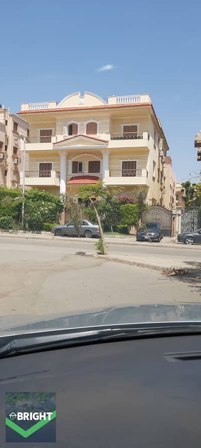 Exceptional offer: 1,100m² villa, ready for immediate handover, finished to ultra-super-lux standards, featuring 10 bedrooms (prime location with an o