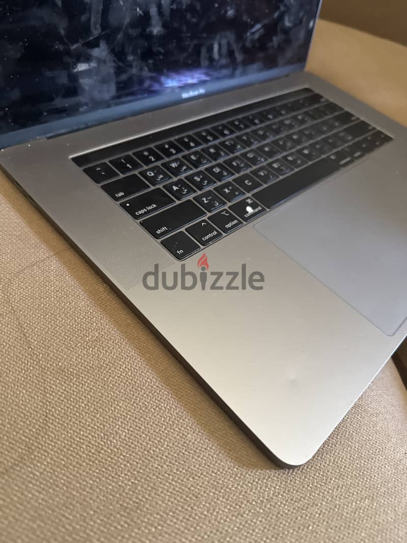 Mac Book pro 15 Inch 2018 5