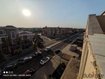 شقة روف للبيع – حي النادي | مدينة الشروق  أمام مول هليوبليس وماي فير  وخلف نادي هليوبليس – صف ثاني   المساحة: 250 متر صافي