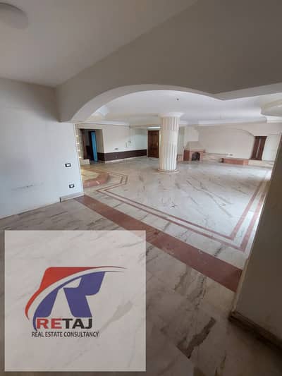 A spacious apartment in a prime location on Abbas El Akkad Main Street, ideal for residential use or as a corporate office headquarters. Apartment for